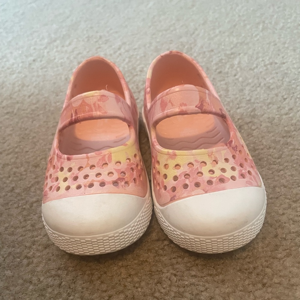 Like new! Old Navy Cut Out Mary Jane Shoes | Size 6